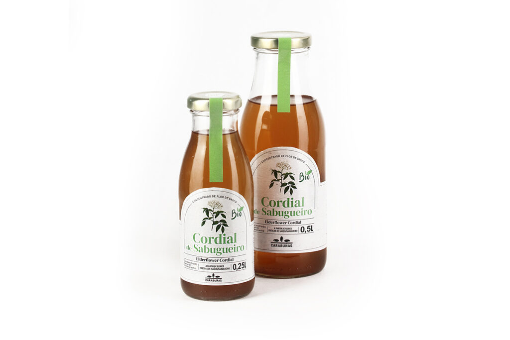 Dos botellas de cordial ecologico de flores de sauco con sirope de agave de la marca Carabuñas.